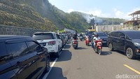 salah satu spot estetik di jalur tersebut adalah ruas jalan yang membelah gunung. Pemandangannya mirip dengan jalan di luar negeri.
