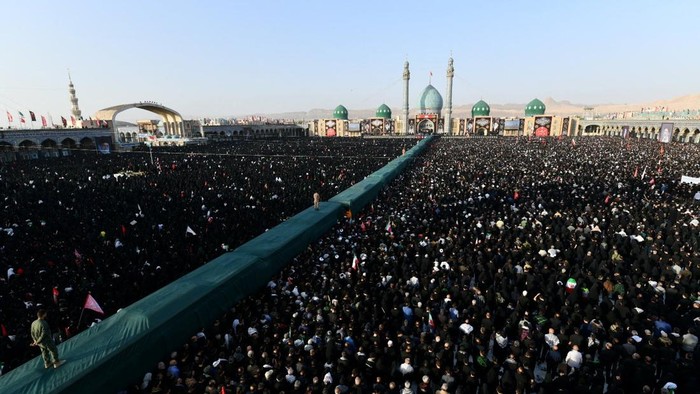 Pelayat memadati jalanan dan area publik di Kota Suci Qom, Iran, untuk menyambut kedatangan peti jenazah mantan Pemimpin Tertinggi Iran, mendiang Ayatollah Ali Khamenei.