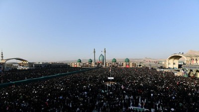 Lautan Pelayat Sambut Kedatangan Jenazah Ali Khamenei di Kota Suci Qom