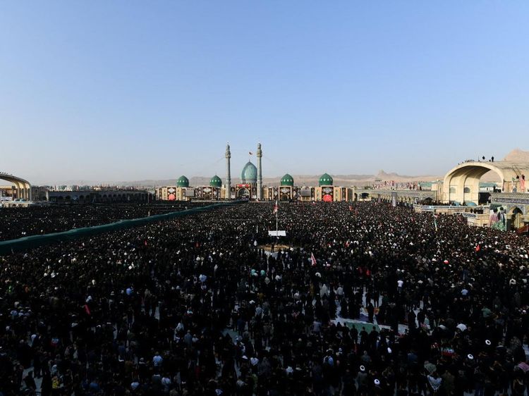 Lautan Pelayat Sambut Kedatangan Jenazah Ali Khamenei di Kota Suci Qom