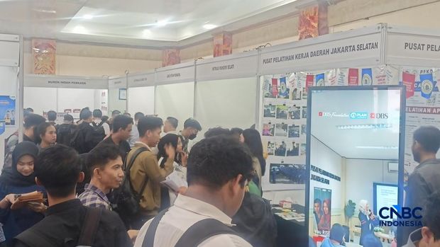 Pemerintah kembali menggelar bursa kerja Jakarta Selatan Career Fest & Bazaar 2026 untuk mempertemukan pencari kerja dengan perusahaan yang sedang membuka lowongan. Job fair secara luring digelar pada 7-8 Juli 2026 di Gedung Nyi Ageng Serang, Setiabudi, Jakarta Selatan. (CNBC Indonesia/Ferry Sandi)
