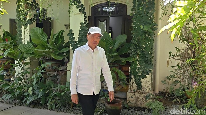 Presiden ke-7, Joko Widodo ditemui di kediamannya, Sumber, Banjarsari, Solo, Selasa (7/7/2026).