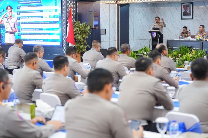 Kakorlantas Polri Irjen Wibowo saat memberikan arahan kepada seluruh jajaran di Korlantas Polri dan Dirlantas Polda Jajaran, di Gedung NTMC Korlantas Polri, Jakarta, Senin (6/7/2026).