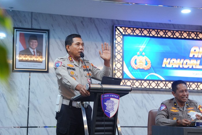 Kakorlantas Polri Irjen Wibowo saat memberikan arahan kepada seluruh jajaran di Korlantas Polri dan Dirlantas Polda Jajaran, di Gedung NTMC Korlantas Polri, Jakarta, Senin (6/7/2026).