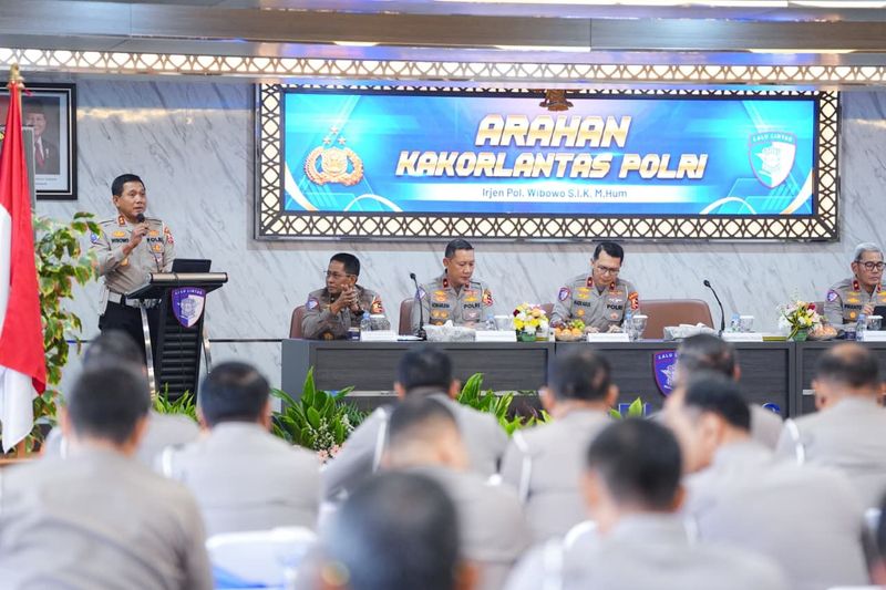 Kakorlantas Polri Irjen Wibowo saat memberikan arahan kepada seluruh jajaran di Korlantas Polri dan Dirlantas Polda Jajaran, di Gedung NTMC Korlantas Polri, Jakarta, Senin (6/7/2026).