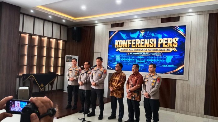 Kapolda Kalimantan Tengah, Iwan Kurniawan, saat konferensi pers bersama Komisi Kepolisian Nasional di Mapolda Kalteng, Selasa (7/7/2026). (Humas Polda Kalteng)