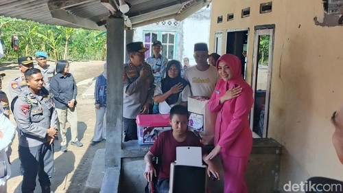 Kapolda NTB Irjen Kalingga Rendra Raharja, mengunjungi korban pembakaran teman di Ponpes Rosudatussaulatiyah Al Ibrahimy, Lombok Tengah.