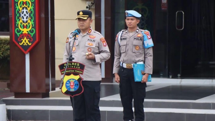 Kapolres Katingan AKBP Dodik Hartono memimpin apel setelah tragedi bentrok di Katingan.