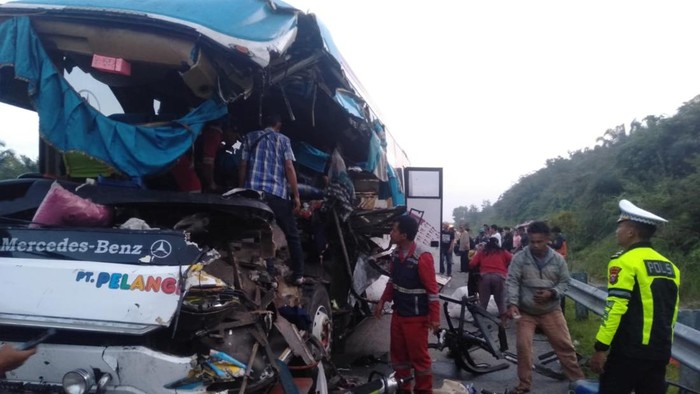 Bus Pelangi Tabrak Truk di Tol Pekanbaru - Dumai