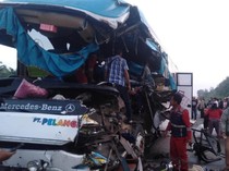 Sopir Bus Kecelakaan Maut di Tol Permai Riau Melarikan Diri