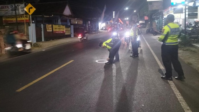 Polisi saat melakukan olah TKP kecelakaan maut melibatkan motor dan dump truk di Jalan Wonosari, Sendangtirto, Berbah, Sleman, Selasa (7/7/2026).