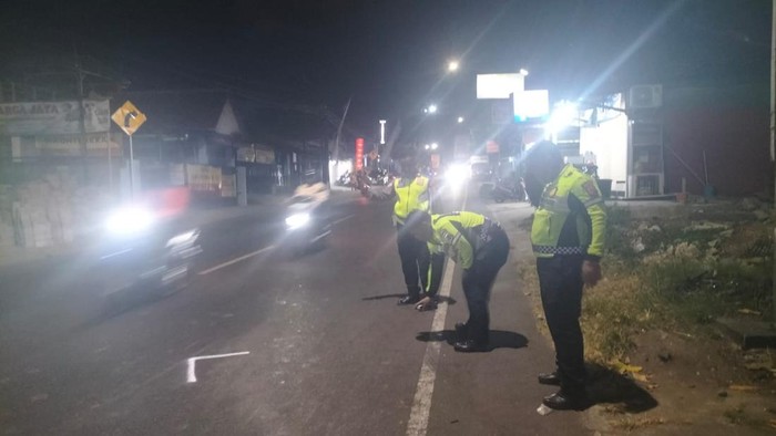 Polisi saat melakukan olah TKP kecelakaan maut melibatkan motor dan dump truk di Jalan Wonosari, Sendangtirto, Berbah, Sleman, Selasa (7/7/2026).