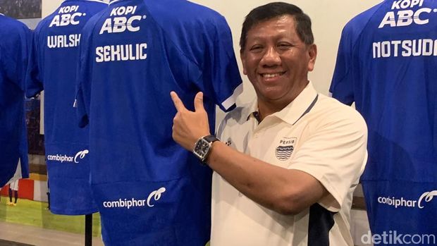 Komisaris PT PBB Kuswara S Taryono memperkenalkan Balsa Sekulic sebagai rekrutan anyar Persib Bandung
