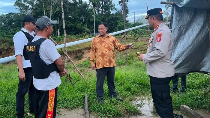 Komisioner Kompolnas, Choirul Anam mengecek lokasi kejadian di Katingan Senin sore. (Humas Polres Katingan)