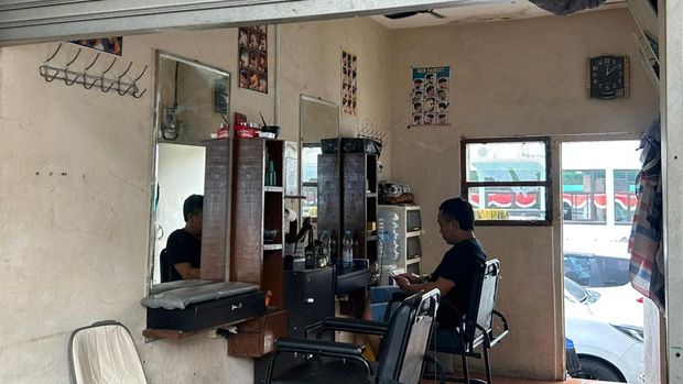 Kondisi pangkas rambut di kawasan Tebet, Jakarta Selatan yang sepi pada Selasa (7/7/2026). (Dok Ist)) Kondisi pangkas rambut di kawasan Tebet, Jakarta Selatan yang sepi pada Selasa (7/7/2026). (Dok Ist))