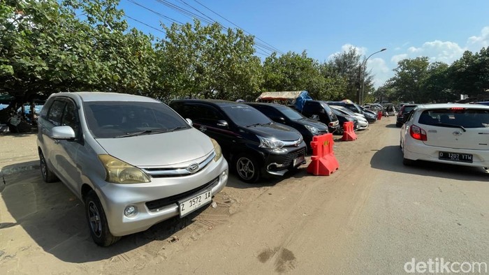 Kondisi parkir kendaraan yang semrawut di Pangandaran