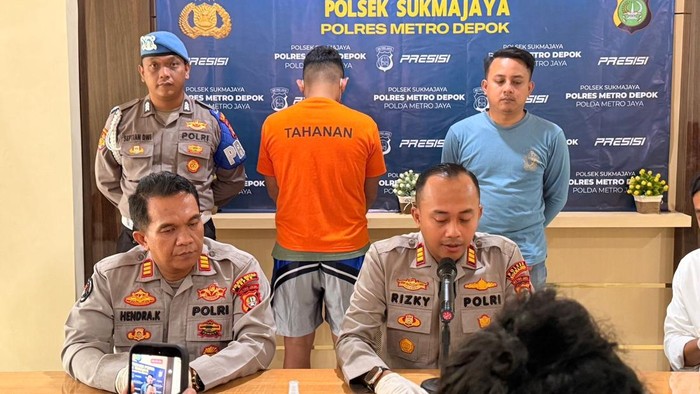 Konferensi pers Kapolsek Sukmajaya AKP Rizky Firmansyah