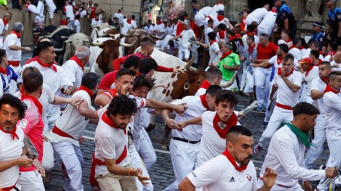 Suasana Kota Pamplona, Spanyol, kembali dipenuhi semangat dan adrenalin saat Festival San Fermin 2026 resmi digelar. Ribuan warga dan wisatawan memadati jalanan untuk mengikuti maupun menyaksikan tradisi ikonik Running of the Bulls, yakni lari bersama enam banteng petarung yang menjadi daya tarik utama festival tersebut. REUTERS/Pankra Nieto