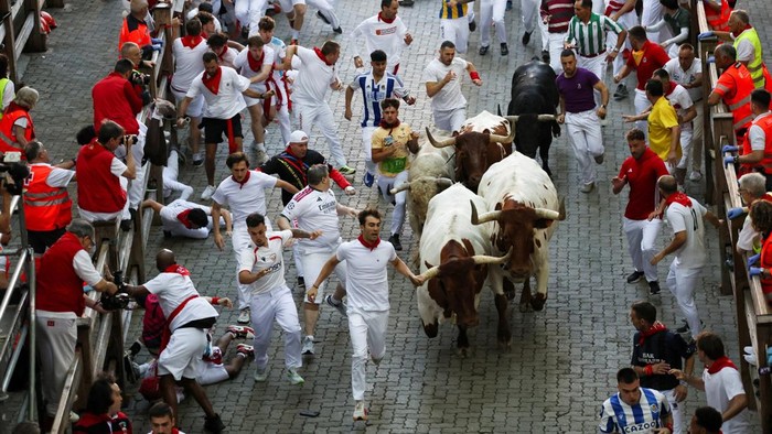 Suasana Kota Pamplona, Spanyol, kembali dipenuhi semangat dan adrenalin saat Festival San Fermin 2026 resmi digelar. Ribuan warga dan wisatawan memadati jalanan untuk mengikuti maupun menyaksikan tradisi ikonik Running of the Bulls, yakni lari bersama enam banteng petarung yang menjadi daya tarik utama festival tersebut. REUTERS/Pankra Nieto