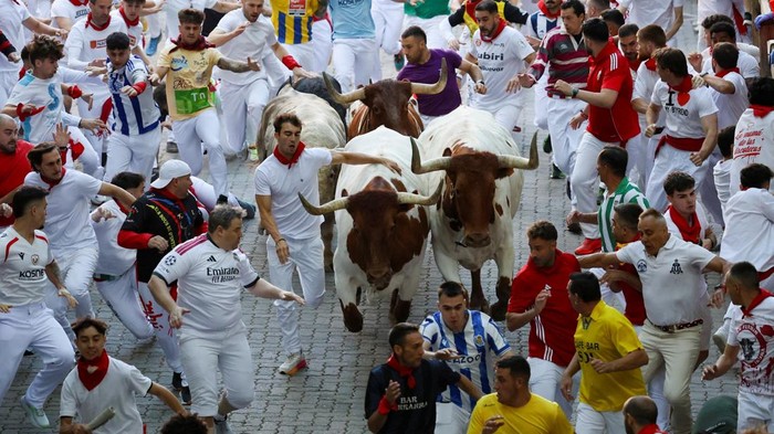 Suasana Kota Pamplona, Spanyol, kembali dipenuhi semangat dan adrenalin saat Festival San Fermin 2026 resmi digelar. Ribuan warga dan wisatawan memadati jalanan untuk mengikuti maupun menyaksikan tradisi ikonik Running of the Bulls, yakni lari bersama enam banteng petarung yang menjadi daya tarik utama festival tersebut. REUTERS/Pankra Nieto