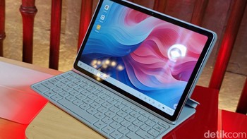 Lenovo Idea Tab tersedia dalam warna Polar Blue dan Luna Grey. Berikut harga resminya di Indonesia: Lenovo Idea Tab dibanderol mulai Rp 4.299.000. Foto: Adi FR/detikINET