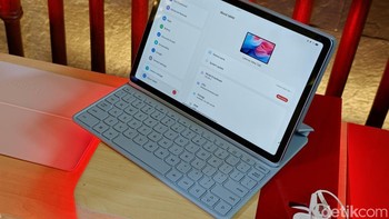 Tablet ini menjalankan Android 15 saat diluncurkan. Lenovo menjanjikan upgrade OS hingga Android 17 serta pembaruan keamanan selama 4 tahun. Foto: Adi FR/detikINET