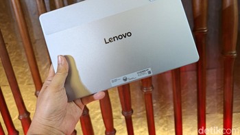 Dari sisi bodi, Lenovo Idea Tab punya dimensi 254,59 x 166,15 x 6,99 mm dengan bobot sekitar 480 gram. Ukuran ini membuatnya lebih praktis untuk dibawa ke kampus, sekolah, kafe, atau dipakai saat bepergian. Foto: Adi FR/detikINET