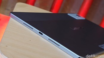 Baterainya berkapasitas 7.040 mAh dan mendukung pengisian daya 20W. Lenovo mengklaim tablet ini bisa digunakan hingga 12 jam untuk streaming YouTube. Foto: Adi FR/detikINET
