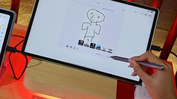 AI di tablet ini bisa melakukan generated gambar dari goresan yang dibuat pengguna. Foto: Adi FR/detikINET