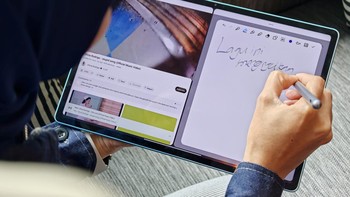 Layar 13 inch terasa lega saat dipakai berkerja atau untuk hiburan. Bisa multitasking juga dengan dua tab sekaligus. Foto: Adi FR/detikINET
