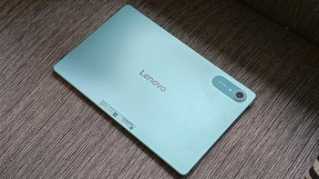 Tablet ini tersedia dalam tiga pilihan warna, yaitu Luna Grey, Aqua Blue, dan Jelly Mint. Foto: Adi FR/detikINET