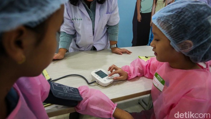 Sejumlah anak mengikuti kegiatan Sehari Menjadi Dokter Kecil di iMuseum IMERI FKUI, Salemba, Jakarta, Selasa (7/7/2026).
