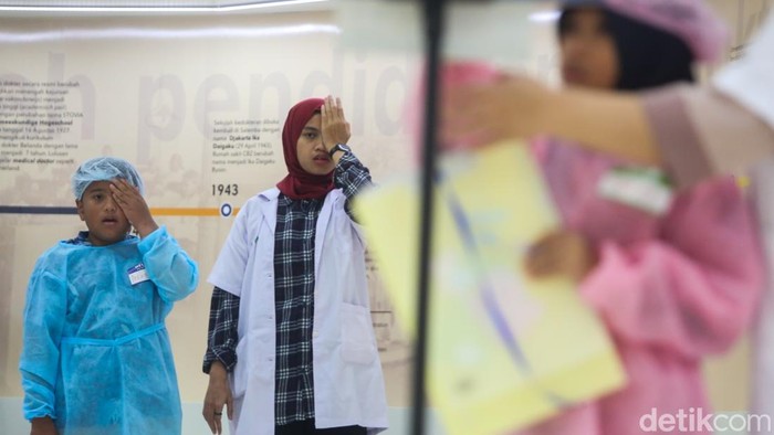 Sejumlah anak mengikuti kegiatan Sehari Menjadi Dokter Kecil di iMuseum IMERI FKUI, Salemba, Jakarta, Selasa (7/7/2026).