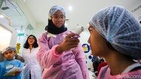 Anak-anak kemudian mengikuti tur edukatif dengan mengamati maneken organ tubuh manusia untuk mempelajari fungsi berbagai organ tubuh secara lebih dekat.  