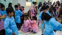 Mereka juga diperkenalkan dengan berbagai peralatan medis, seperti tensimeter, mikroskop, dan senter medis, serta mencoba pemeriksaan kesehatan sederhana, mulai dari mengukur tinggi dan berat badan hingga memeriksa kondisi mata dan kesehatan mulut.  