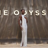 6 Gaya Seksi Lupita Nyongo di Premiere The Odyssey, Pemeran Helen of Troy