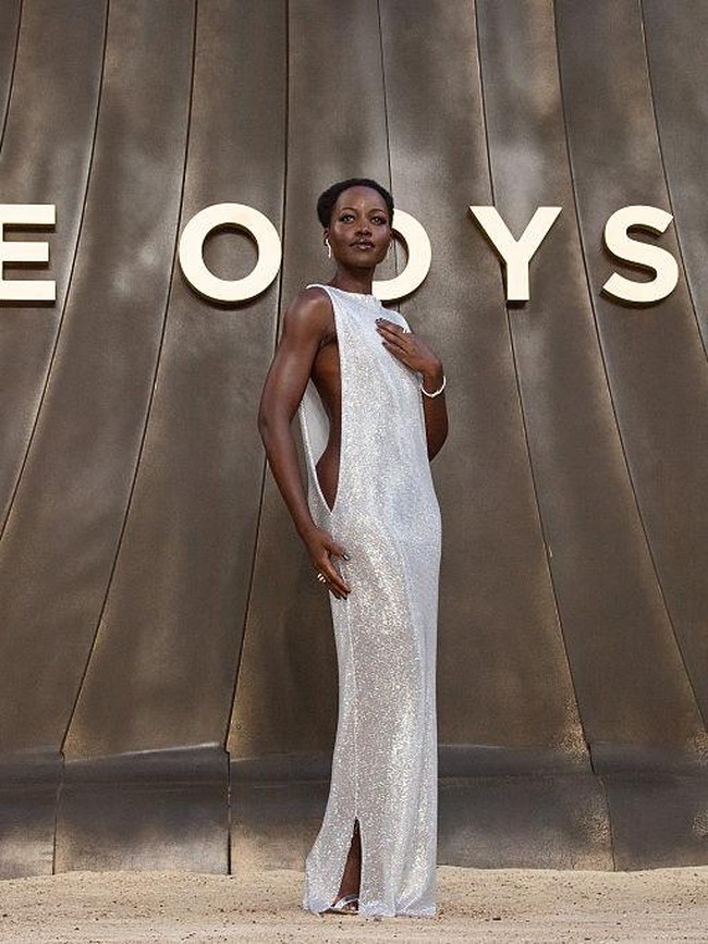 6 Gaya Seksi Lupita Nyongo di Premiere The Odyssey, Pemeran Helen of Troy