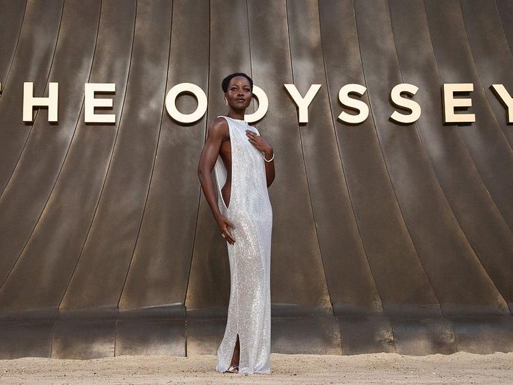 6 Gaya Seksi Lupita Nyongo di Premiere The Odyssey, Pemeran Helen of Troy