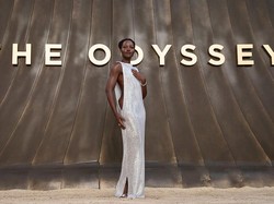 6 Gaya Seksi Lupita Nyongo di Premiere The Odyssey, Pemeran Helen of Troy