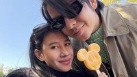 Bulan April, pasangan yang sudah satu tahun menikah itu jalan-jalan ke Disneyland Jepang. Selain menikmati pemandangan dan wahana Disneyland, mereka juga jajan es krim dengan bentuk karakter kepala Mickey Mouse. Foto: Instagram @angga / @sheninacinnamon