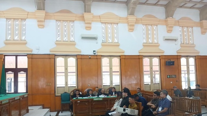 Mantan Pj Walkot Tebing Tinggi Moettaqien Hasrimi (kemeja biru) duduk sebelah kiri dan para saksi di ruangan Cakra 1 Pengadilan Negeri Medan, Selasa (7/7/2026). (Juita Sinuhaji/detikSumut)