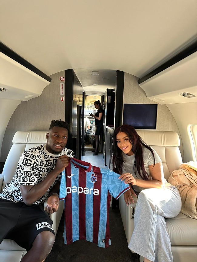 Amadou Onana mempersunting Melanie Kamayou yang ikut jadi sorotan saat bintang lapangan tersebut cedera di Piala Dunia. Profesi dan latar pendidikan Melanie menuai perbincangan.Foto: Instagram @melaniekamayou