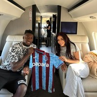 Amadou Onana mempersunting Melanie Kamayou yang ikut jadi sorotan saat bintang lapangan tersebut cedera di Piala Dunia. Profesi dan latar pendidikan Melanie menuai perbincangan.Foto: Instagram @melaniekamayou