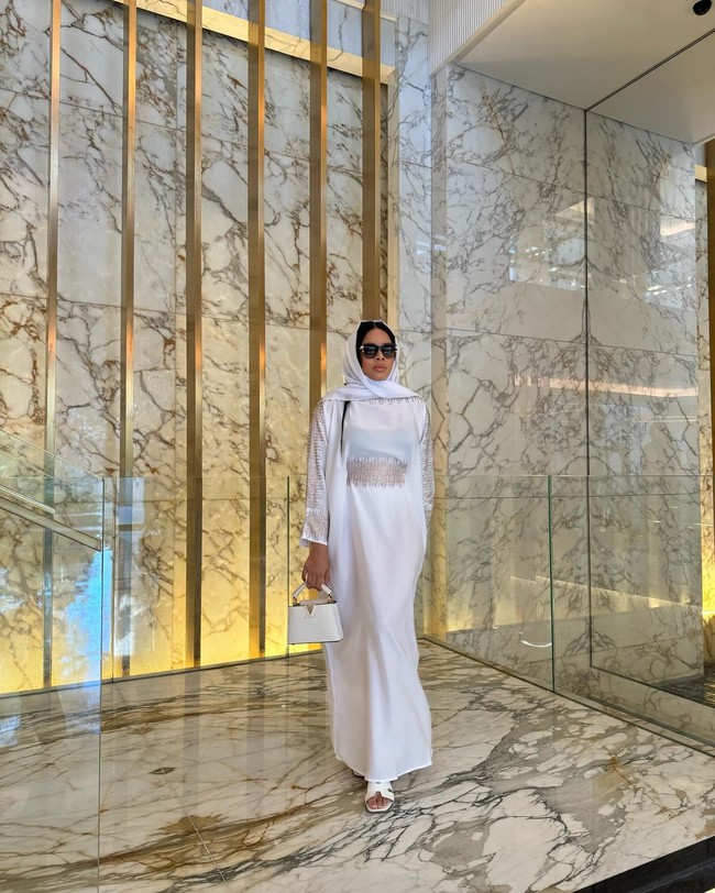 Meski tinggal berpindah-pindah untuk mendukung karier suaminya, Melanie disebut terus bekerja sama dengan beberapa rumah sakit di Kamerun untuk memberikan bantuan medis kapan pun dibutuhkan. Foto: Instagram @melaniekamayou
