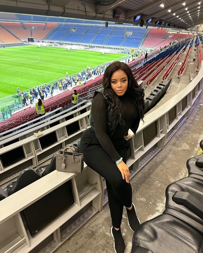 Di tengah kesibukannya, Melanie masih menyempatkan waktu untuk menonton pertandingan sang suami. Di Instagram, ia sering memamerkan gaya cantiknya di stadion. Foto: Instagram @melaniekamayou