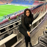 Di tengah kesibukannya, Melanie masih menyempatkan waktu untuk menonton pertandingan sang suami. Di Instagram, ia sering memamerkan gaya cantiknya di stadion. Foto: Instagram @melaniekamayou