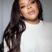 Melanie merupakan sosok yang multitalenta. Wanita asal Kamerun tersebut disebut sebagai model, influencer, pebisnis, sekaligus ahli farmasi. Foto: Instagram @melaniekamayou