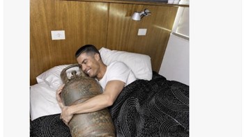 Netizen mengedit Ronaldo seolah sedang memeluk tabung gas layaknya boneka tidur. Meme ini menyindir CR7 yang gagal menyamai Messi. Foto: X.com