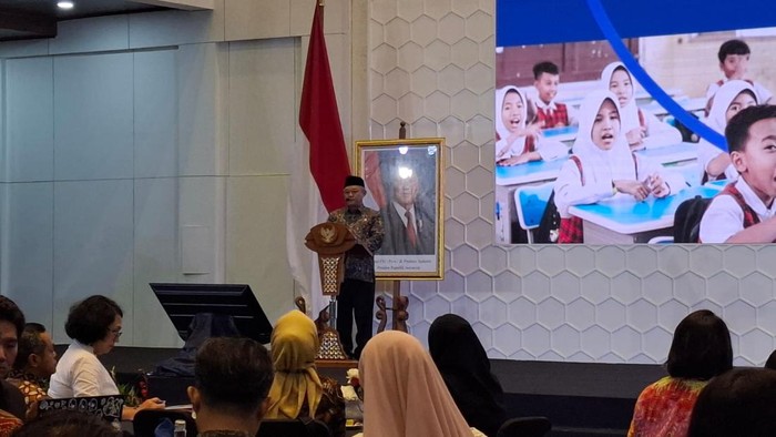 Mendikdasmen Abdul Muti dalam  Peluncuran Gerakan Semesta Pendidikan Bermutu di Gedung A Kemendikdasmen, Jalan Jenderal Sudirman, Senayan, Jakarta, Senin (6/7/2026).