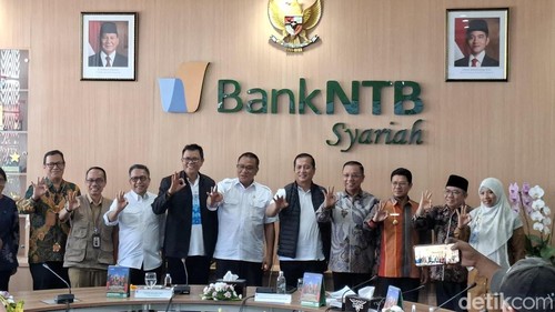 Menteri LH Muhammad Jumhur Hidayat bersama Gubernur NTB Lalu Muhamad Iqbal ditemui di Bank NTB Syariah, Selasa (7/7/2026).